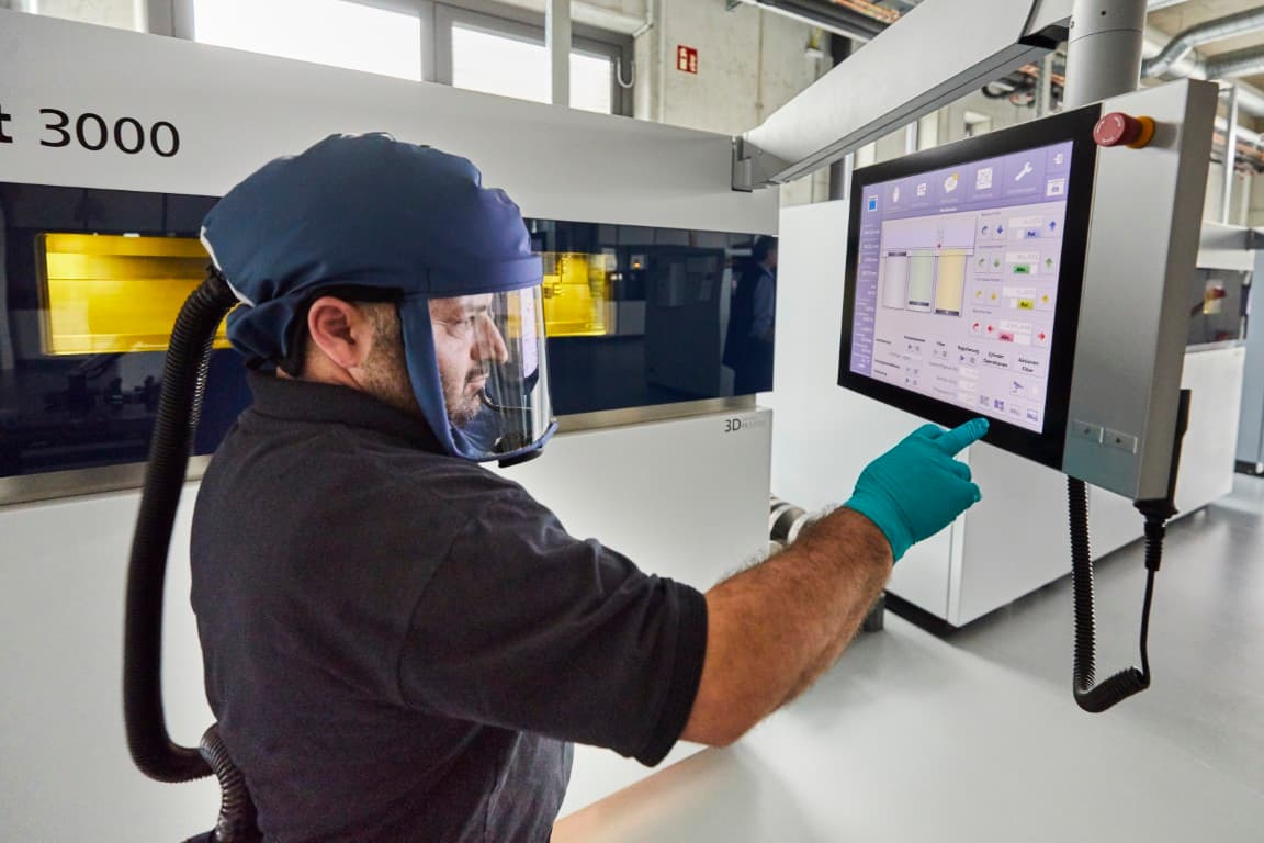 Operator bedient AM-Anlage | Operator working at AM machine