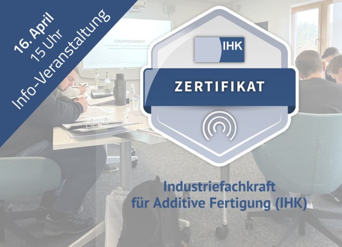 IHK-Zertifikatslehrgang Teilnehmer sitzen im AMbitious Schulungsraum Informationsveranstaltung | IHK Certificate Course Participant sitting in AMbitious Training Room Information Session